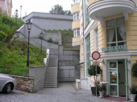 Žulové dlažby a schodiště a obklady z pískovce, LD Aura Palace, Karlovy Vary