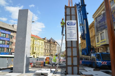Dva žulové obelisky v Plzni „Díky Ameriko!“ výroba a montáž